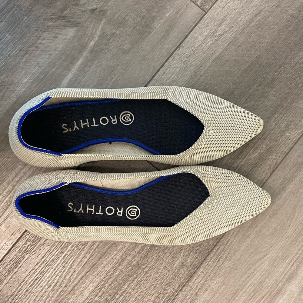 Rothys Pointed Flats in Grey it is more like size 9